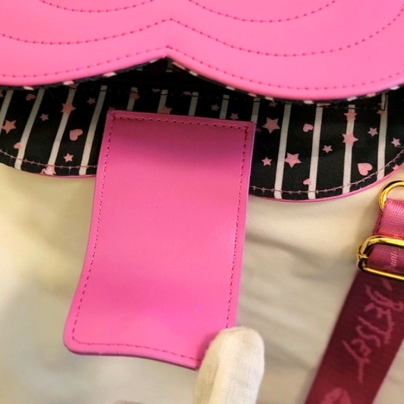 Betsey Johnson Heart Shape Crossbody - Picture 5 of 6